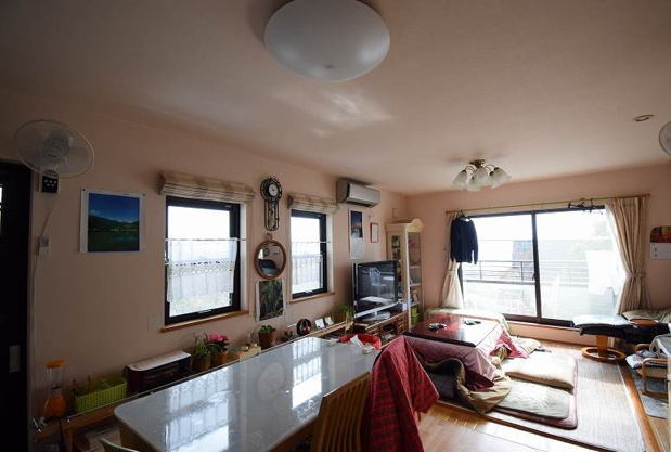 【居間・リビング】 | 大室高原別荘地　戸建 | ゆったり過ごせるリビングです