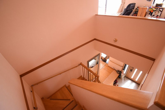 【内装】 | 大室高原別荘地　戸建 | 玄関ホールの上は吹き抜けがあり開放感があります。