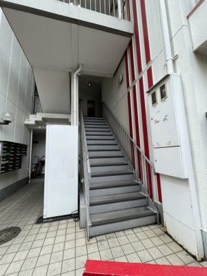 【その他共用部分】 | プレアール上新庄３ | 共用部分の階段です
