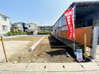 【前面道路含む現地写真】 | 【区画②】奥の区画です。通路のアプローチデザインをこだわってみたり、隠れ家ベースのような遊び心を取り入れた家造りもお面白そうですね！