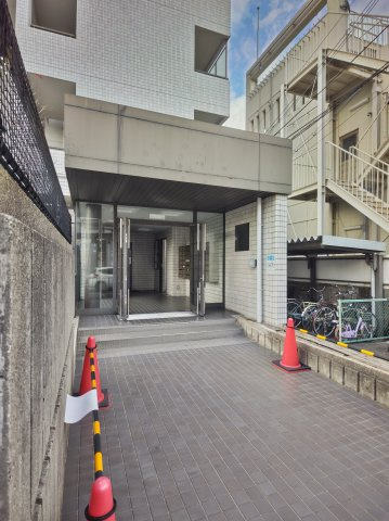 アクティ寝屋川のエントランス