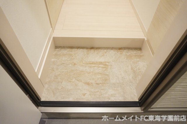 熊本市中央区黒髪２丁目のアパートの玄関