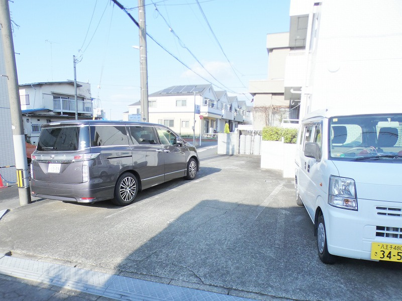 ヒロハウスの駐車場