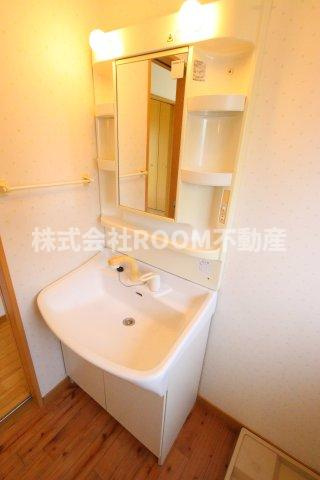 黒木貸家の独立洗面台|ゆったりとスペースのある洗面所