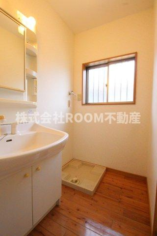 黒木貸家の洗面所|明るい洗面所です