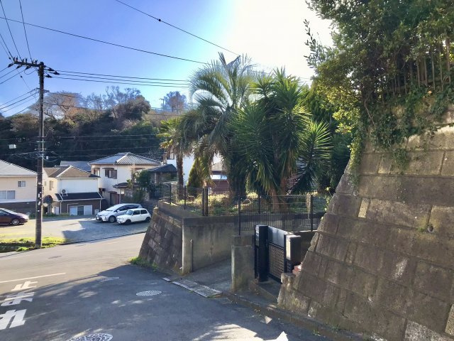 稲村ガ崎　南東・南西向き陽当り良好角地　売地の前面道路含む現地写真