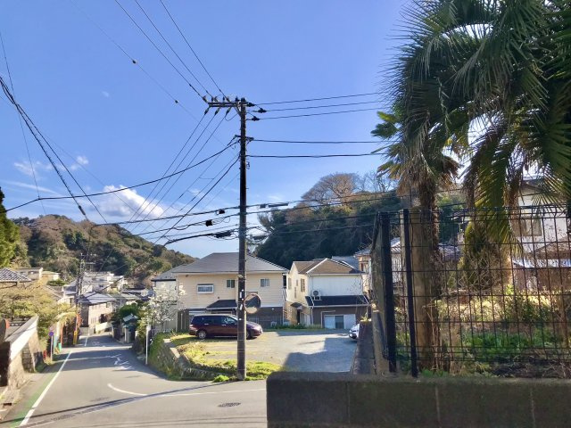 稲村ガ崎　南東・南西向き陽当り良好角地　売地の前面道路含む現地写真|稲村ヶ崎海岸へと続く道です。