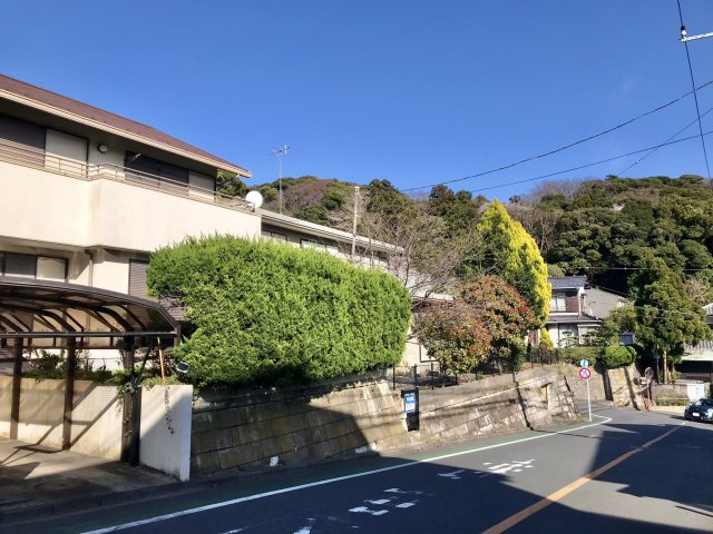 稲村ガ崎　南東・南西向き陽当り良好角地　売地の前面道路含む現地写真
