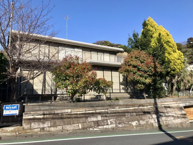 稲村ガ崎　南東・南西向き陽当り良好角地　売地の外観|軽量鉄骨造の建物があります。