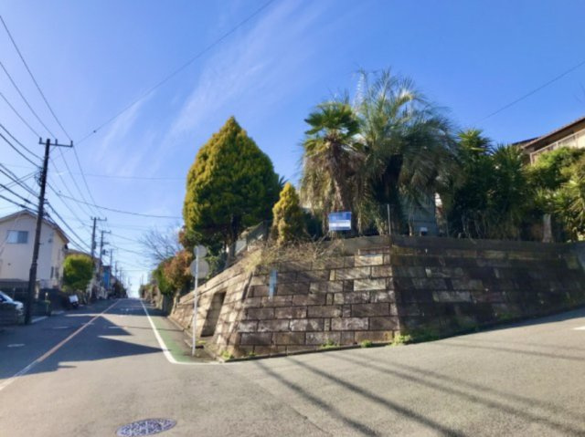 南東角地　陽当たり良好　ひな段　の前面道路含む現地写真|前面道路