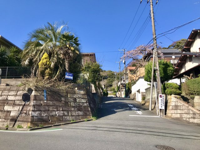 稲村ガ崎　南東・南西向き陽当り良好角地　売地の前面道路含む現地写真|高台のひな壇です。