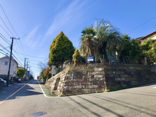 稲村ガ崎　南東・南西向き陽当り良好角地　売地の前面道路含む現地写真|陽当たり、通風も良好です。