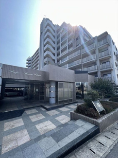 【外観】 | 10階、南西向きで眺望・日当たり良好！ 天気の良い日は玄海灘も一望でき、相島も見えます。敷地内駐車場空きがあるので、車をお持ちの方でも安心ですね♪