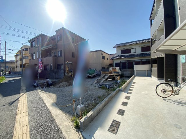 大久保町大久保町　新築一戸建ての前面道路含む現地写真