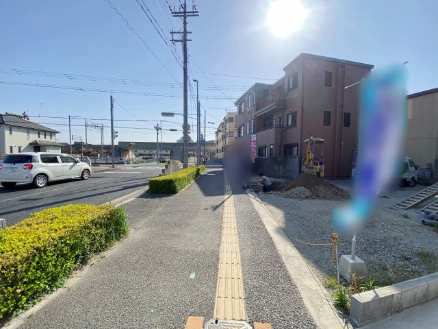 大久保町大久保町　新築一戸建ての前面道路含む現地写真