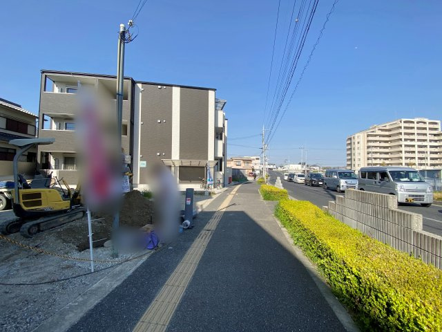 大久保町大久保町　新築一戸建ての前面道路含む現地写真