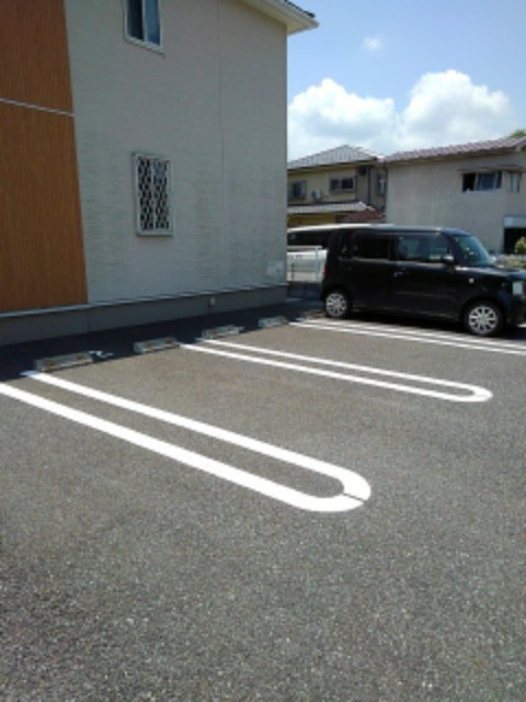 リバーサイドハピネスの駐車場