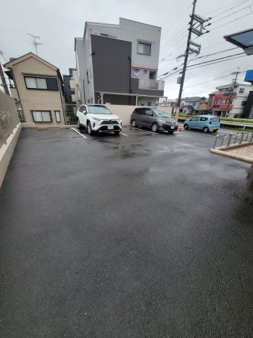 グランドールモンシェリーの駐車場