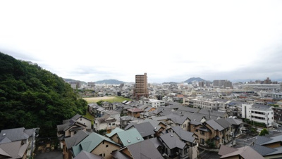 【展望】 | 【上質リフォーム】ヴィラージュ海田緑彩の街東棟9F | 【四季を感じる】
四季の移ろい・爽やかな青空や風を感じられ
自然を愉しめるパノラマビュー。
毎日の暮らしに余裕を感じさせてくれる、
遮る物の無い開放的な眺望を是非、ご堪能ください。