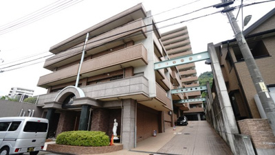 【外観】 | 【上質リフォーム】ヴィラージュ海田緑彩の街東棟9F | 【耐震性】
耐震性の高さを判断するポイントは、
建築確認申請日が1981年6月1日以降の
新耐震基準に適合しているかどうか。
震度６程度の大地震でも
建物が崩壊しないレベルが基準になりました。