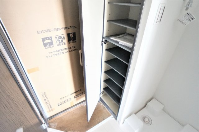 船橋市前原西２丁目のアパートの玄関|明るい玄関です