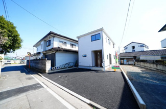 【駐車場】 | 並列で2台駐車可能！　それほど大きくない車なら詰めて3台駐車可能！