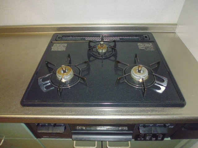 グランディールAのキッチン|３口ガスコンロ