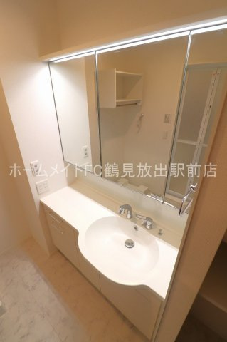 ル・コフレ放出の独立洗面台