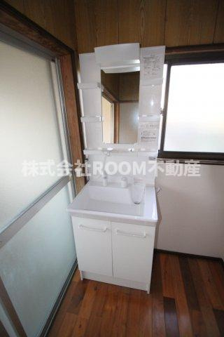 都城市都島町の一戸建ての独立洗面台|朝の身支度には欠かせない独立洗面化粧台