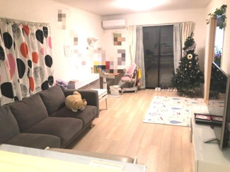 【居間・リビング】 | 八街市八街ほ　中古戸建 | 令和4年10月築 JR総武本線八街駅徒歩約9分 オール電化 ４SLDK テレワークルーム・畳コーナー