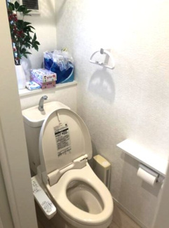 【トイレ】 | 八街市八街ほ　中古戸建 | 令和4年10月築 JR総武本線八街駅徒歩約9分 オール電化 ４SLDK テレワークルーム・畳コーナー