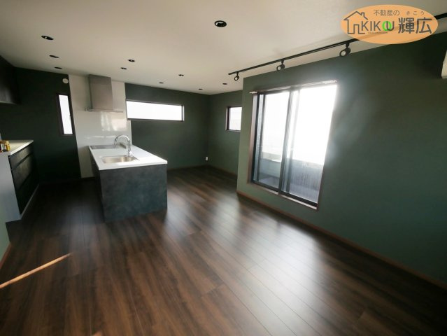 【居間・リビング】 | 明石市二見町福里　中古戸建 | リビングは約16.5帖ございます。形の良い間取りですので家具の配置がしやすいです。