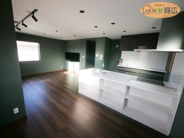 【居間・リビング】 | 明石市二見町福里　中古戸建 | 2階、3階にバルコニーがございます。