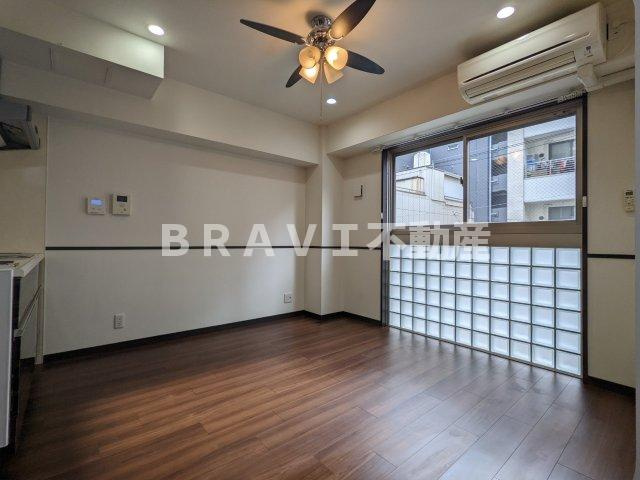 NS上町セブン BRAVI不動産の居間・リビング