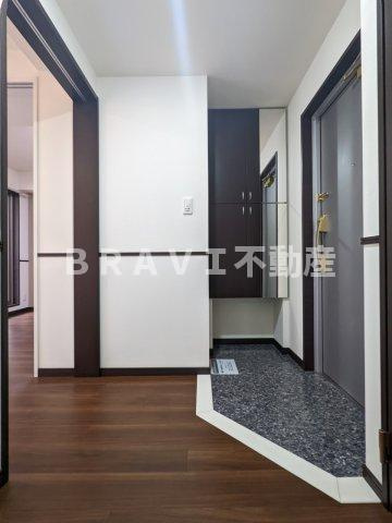NS上町セブン BRAVI不動産の玄関