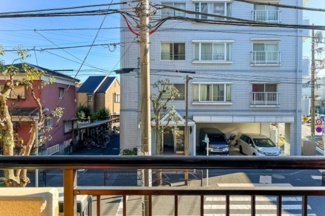 【展望】 | 【 View 】
木の暖かさをより感じさせてくれる太陽の光、一日の始まりを心地よく演出してくれます。窓から入る気持ちのいい風で、活力がみなぎることでしょう。