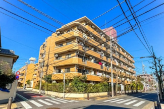 【外観】 | 【 Appearance 】
存在感のある建物は、居住者の拠点としてずっと価値を持ち続ける。今もそこでじっと佇み、居住者の安全や安心を守ってくれています。