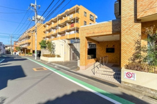 【エントランス】 | 【 Entrance 】
居住者の帰りを最初に待っていてくれるエントランス。その壮大な佇まいとは裏腹に、入ると静寂な空間が続いています。プライベートがしっかりと守られている証です。