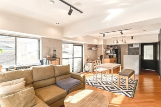 【外観】 | 【 Living　room 】
木の暖かさを感じられ、団欒とした生活を送ることができるリビングルーム。気持ちのいい日の光の下、ゆっくりとしたくつろげる時間を楽しみませんか？