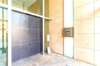 【エントランス】 | 【 Entrance 】
居住者の帰りを最初に待っていてくれるエントランス。その壮大な佇まいとは裏腹に、入ると静寂な空間が続いています。プライベートがしっかりと守られている証です。