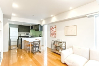 【外観】 | 【 Living　room 】
木の暖かさを感じられ、団欒とした生活を送ることができるリビングルーム。気持ちのいい日の光の下、ゆっくりとしたくつろげる時間を楽しみませんか？