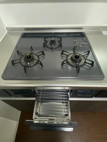 柴又5丁目貸家のキッチン|グリル付3口ガスコンロ
