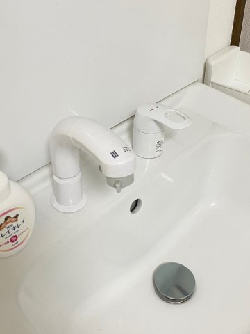 柴又5丁目貸家の独立洗面台|シャワー付洗面台