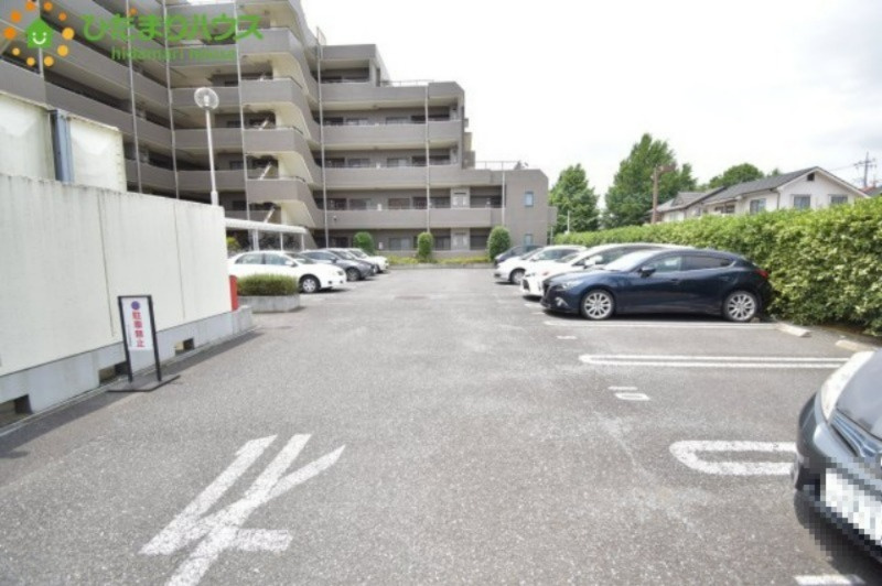 キャッスル伊奈の駐車場