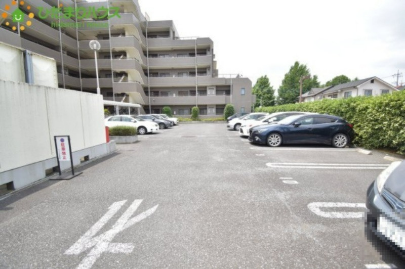 キャッスル伊奈の駐車場