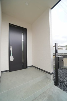 【エントランス】 | 【エントランス】
玄関ドアはお洒落な色を採用
日々の帰宅も今とは違う空間に