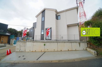 【駐車場】 | 【駐車スペース】
日々の暮らしにマイカーが必要。そんな方は物件の購入条件に駐車場は必須です。通勤に、家族のお迎えに、お買物に、おでかけに、クルマライフを楽しみたい方に。