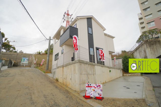 【前面道路含む現地写真】 | 【前面道路】
前面道路は毎日の駐車の出し入れで大事なポイントです！
車種によっても便利・不便がありますのでご確認ください♪