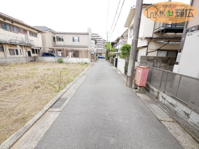 【前面道路含む現地写真】 | 明石市魚住町清水　土地 | 前面道路3.8ｍですのでセットバックが少しあります。