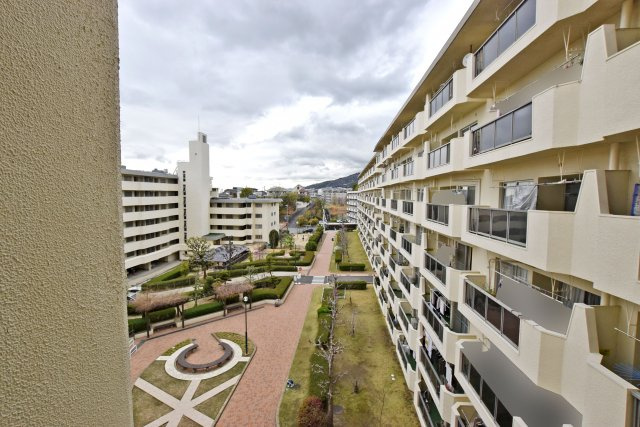 夙川ビューハイツC棟の展望|共用部
敷地内に中庭、児童公園があります。